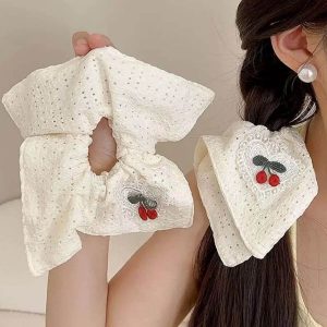 Kiraz İşlemeli Büyük Lastik Toka